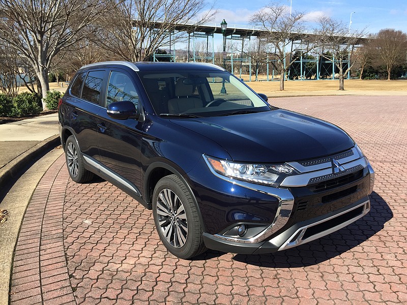 The 2019 Mitsubishi Outlander SEL is shown in Cosmic Blue Metallic paint.




