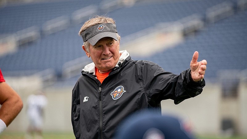 Orlando Apollos coach Steve Spurrier speaks to his Alliance of American Football players in practice.