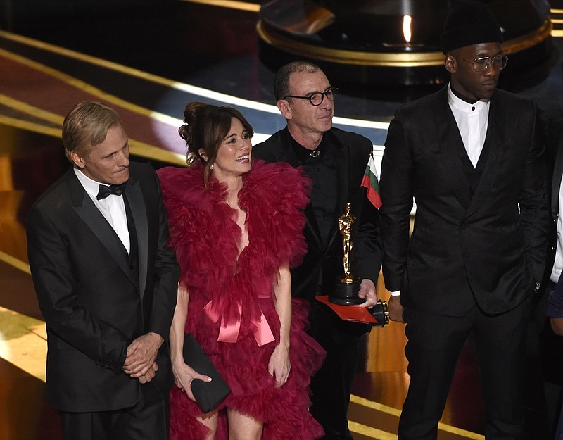 Viggo Mortensen, from left, Linda Cardellini, Dimiter Marinov and Mahershala Ali accept the award for best picture for "Green Book" at the Oscars on Sunday, Feb. 24, 2019, at the Dolby Theatre in Los Angeles. (Photo by Chris Pizzello/Invision/AP)