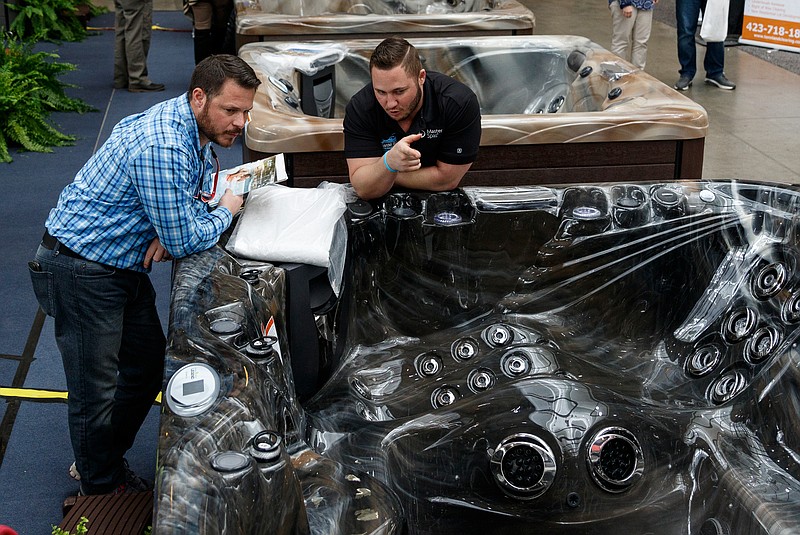 Dustin Giltmane, right, talks about a spa with Jason Holmes at last year's Tri-State Home Show.