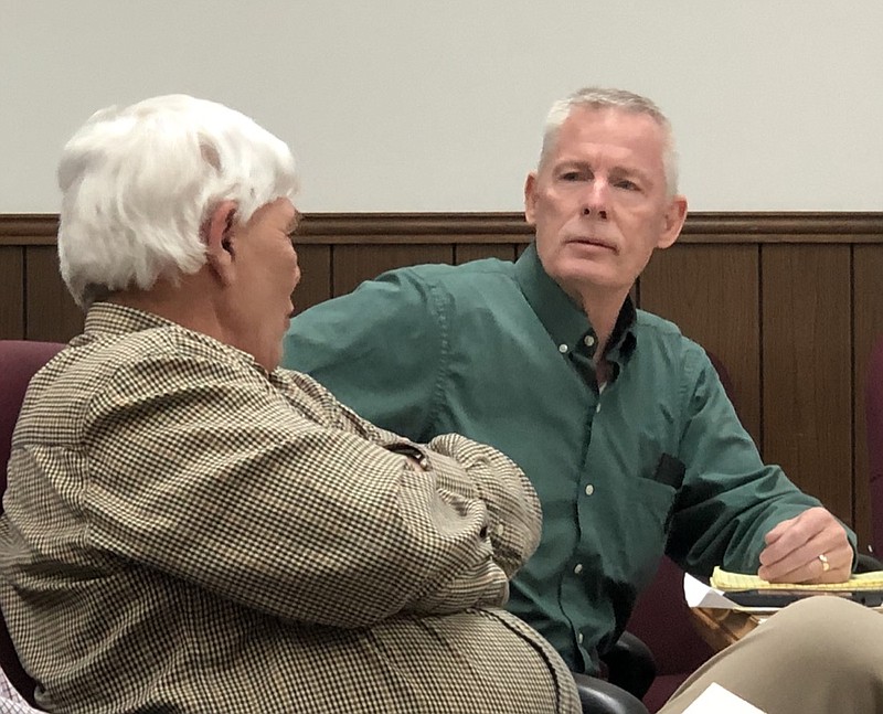 Mayor Paul Evans, left, and Vice Mayor Paul West talk during a meeting. / Photo by Ryan Lewis 