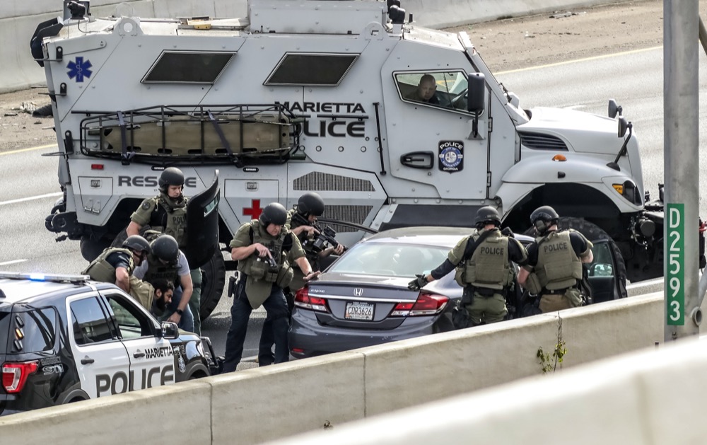 Police standoff on an Atlantaarea freeway halts traffic Chattanooga