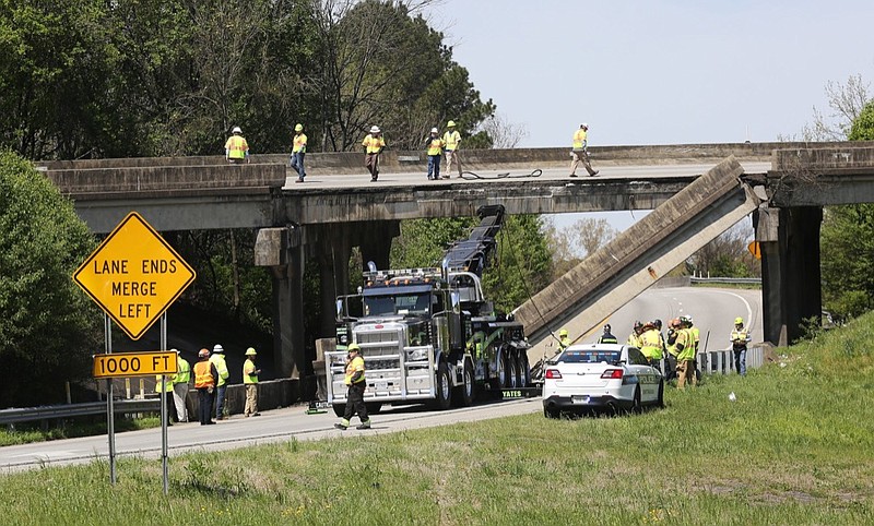 Forvirrede gårdsplads Lokomotiv Railing from I-75 South bridge collapses onto I-24/I-75 split, shutting down  interstate Monday afternoon [photos, document] | Chattanooga Times Free  Press