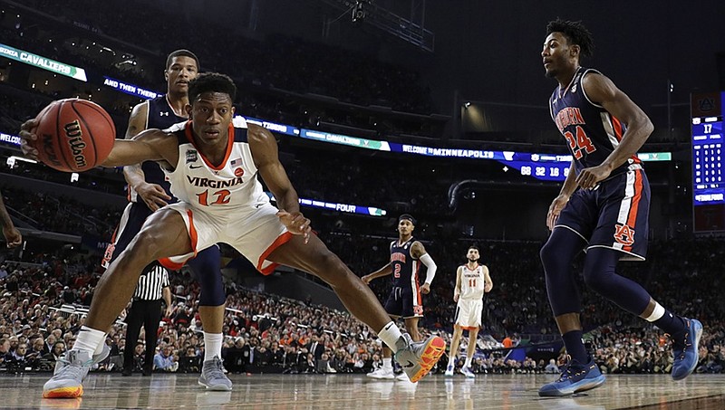 Virginia guard De'Andre Hunter picks up a loose ball in front of Auburn forward Anfernee McLemore, right, during the first half of their teams' Final Four matchup Saturday night in Minneapolis.