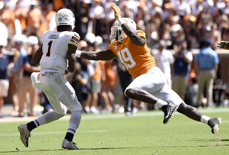 Tennessee outside linebacker Darrell Taylor, right, pressures UTEP quarterback Kal Lockley during their game in September 2018 at Neyland Stadium.