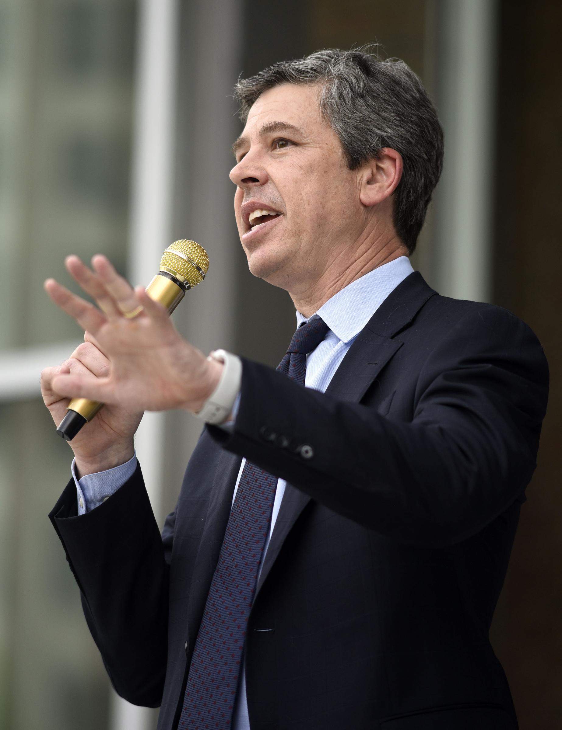Chattanooga Mayor Andy Berke encourages the crowd. Cempa Community Care and Hospice of Chattanooga hosted the Third Neighborhood Workout Jam Session at Miller Park on May 13, 2019.