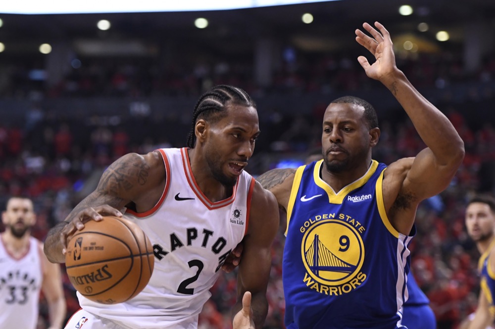 Toronto Raptors forward Kawhi Leonard (2) drives against Golden State Warriors forward Andre Iguodala (9) during second-half basketball action in Game 5 of the NBA Finals in Toronto, Monday, June 10, 2019. (Frank Gunn/The Canadian Press via AP)