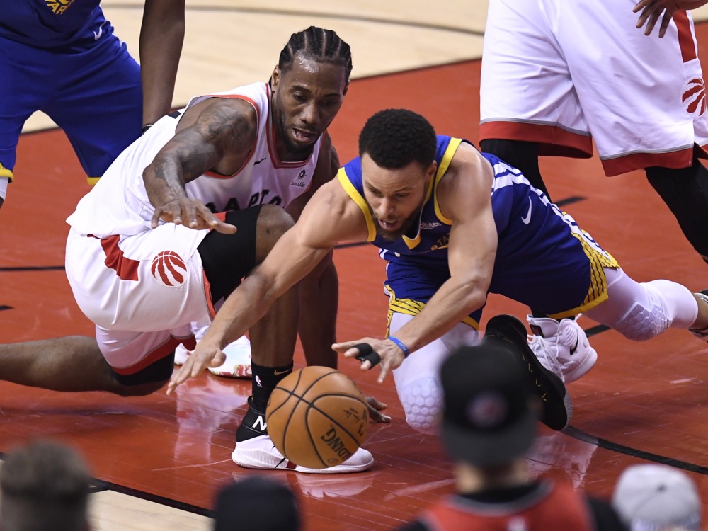 Toronto Raptors forward Kawhi Leonard (2) and Golden State Warriors guard Stephen Curry (30) vie for the ball during first-half basketball action in Game 5 of the NBA Finals in Toronto, Monday, June 10, 2019. (Frank Gunn/The Canadian Press via AP)