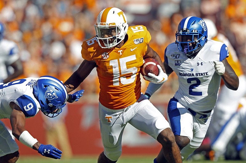 Tennessee wide receiver Jauan Jennings (15) runs for yardage as he is chased by Georgia State safety Cedric Stone (9) and linebacker Ed Curney (2) in the first half of an NCAA college football game Saturday, Aug. 31, 2019, in Knoxville, Tenn. (AP Photo/Wade Payne)


