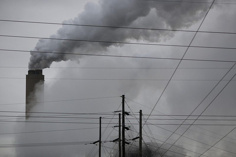 A coal-fired power plant belches climate-harming carbon into the sky in 2018. / File photo/Luke Sharrett/The New York Times