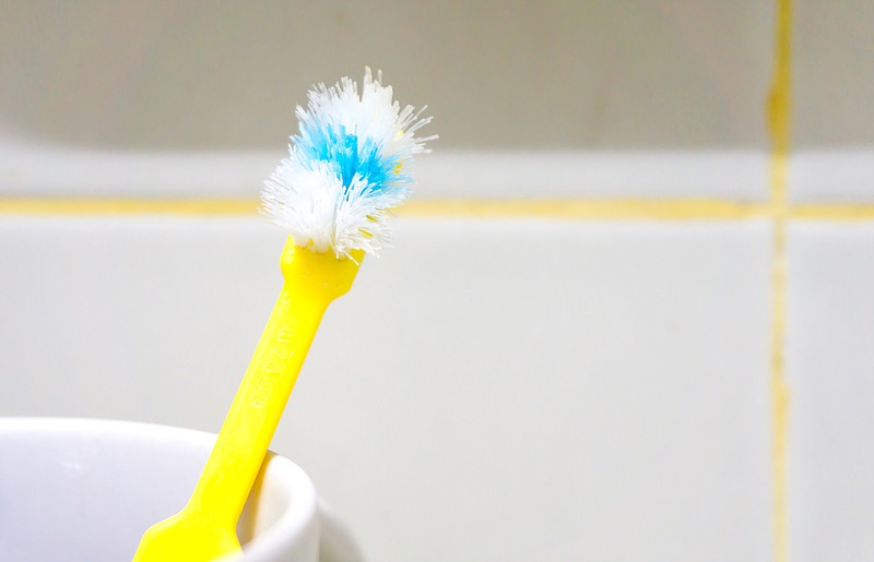 Old toothbrush / Getty Images/iStockphoto/Chantapa