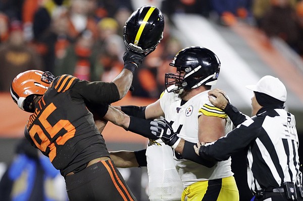 Browns' Myles Garrett Faces Suspension for Hitting Steelers Quarterback  With Helmet - The New York Times