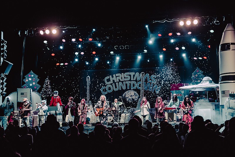 Photo by Mia Al-Taher / Robert Earl Keen's "Countdown to Christmas: Lunar Tunes & Looney Times."