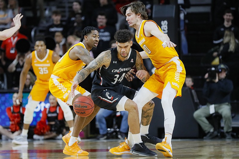 Cincinnati's Jarron Cumberland dribbles past Tennessee's John Fulkerson, right, during the first half of Wednesday's game in Cincinnati. / AP photo by John Minchillo
