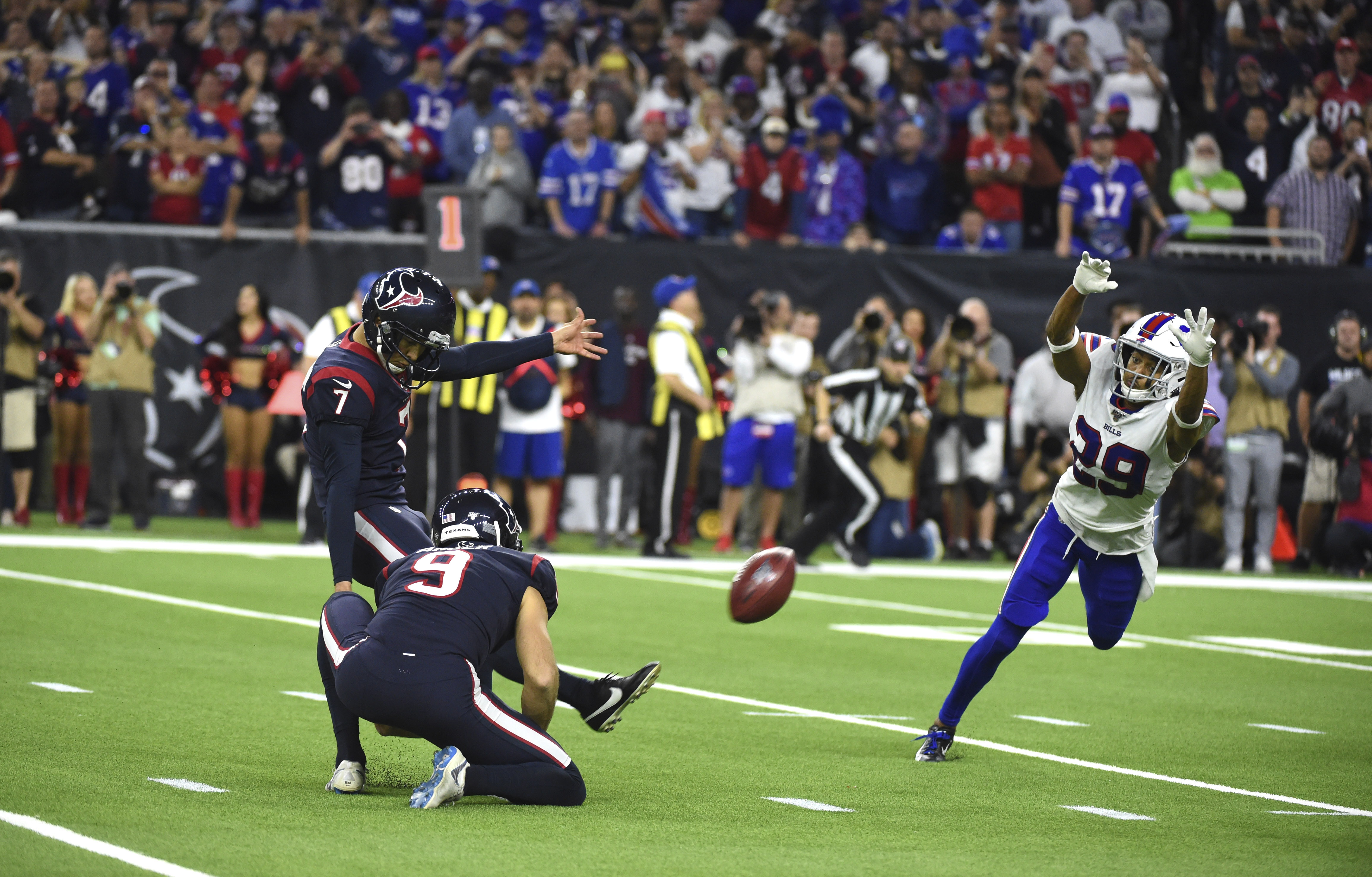 Houston Chronicle Sports - Houston Texans quarterback Deshaun Watson flexes  in celebration after connecting with running back Taiwan Jones to set up  the winning field goal in overtime of their 22-19 AFC