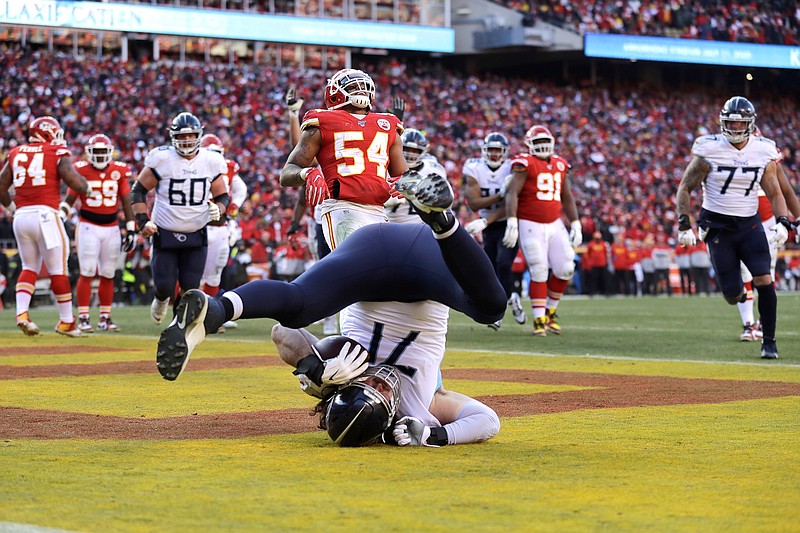 Dennis Kelly catches a touchdown pass for the Tennesse Titans during the first half of Sunday's AFC title game at Kansas City. The Chiefs won 35-24. / AP photo by Jeff Roberson