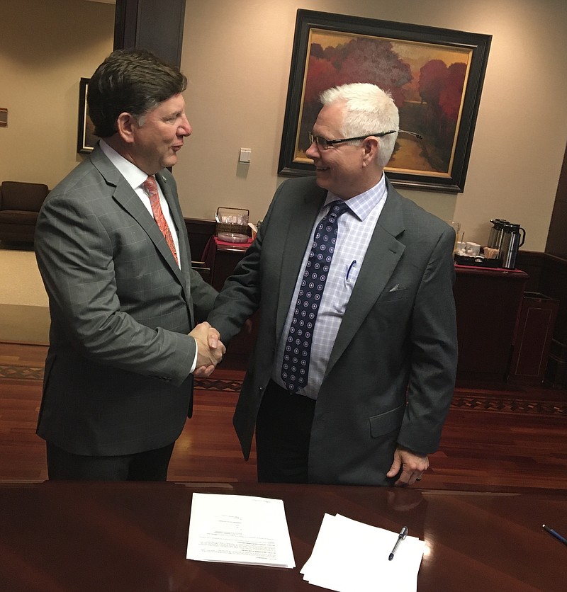 Photo by Dave Flessner / EPB President David Wade, right, signs new 20-year purchase agreement with TVA President Jeff Lyash
