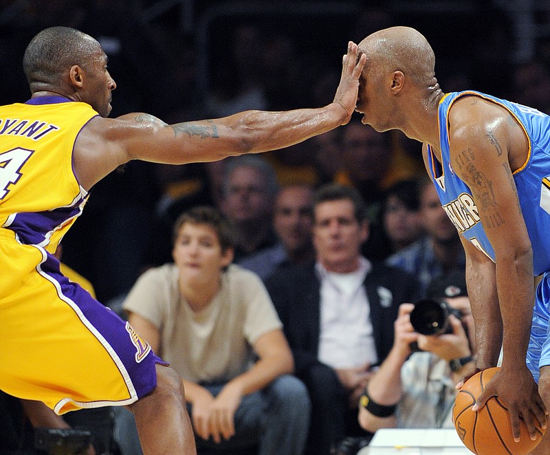 Los Angeles Lakers guard Kobe Bryant defends against Denver Nuggets guard Chauncey Billups during the second half of Game 1 of the NBA's Western Conference title series on May 19, 2009, in Los Angeles. / AP photo by Mark J. Terrill