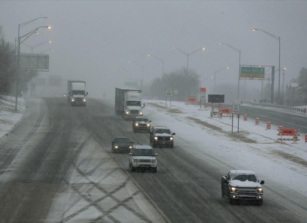 Traffic makes it way on the Broken Arrow Expressway headed West in the snow in Tulsa, Okla., Wednesday, Feb. 5, 2020. (Stephen Pingry/Tulsa World via AP)