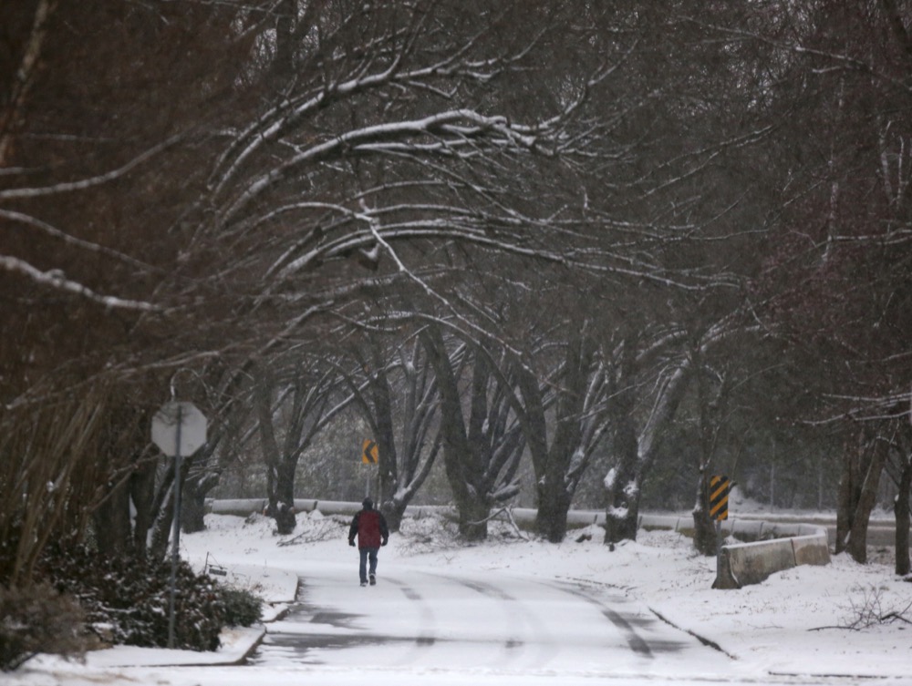 A winter storm brings snow to the Tulsa, Okla. area on Wednesday, Feb. 5, 2020. Snowfall totaling up to 5 inches is expected to fall throughout the Tulsa region. (John Clanton/Tulsa World/Tulsa World via AP)