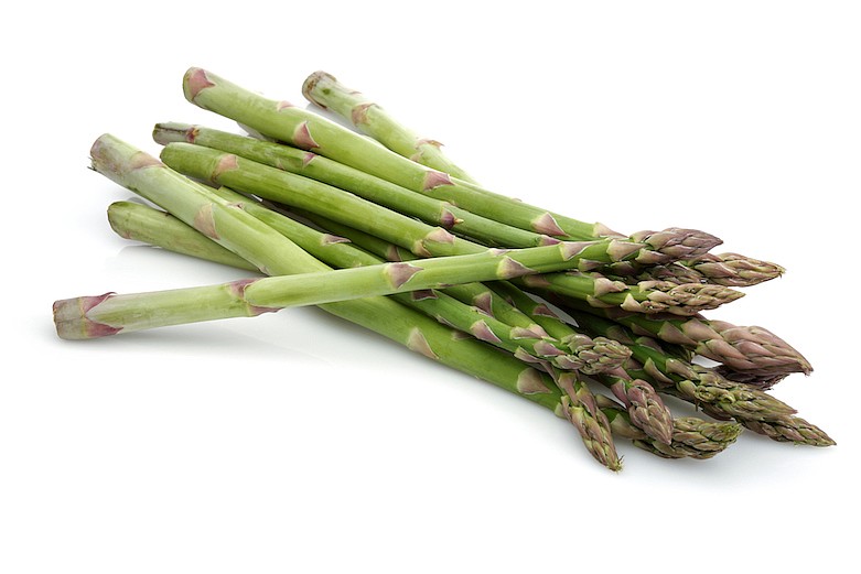 Green asparagus sticks / Getty Images/iStock/MahirAtes