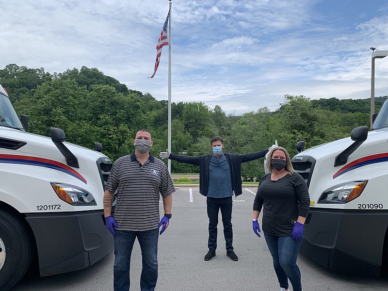 Photo by Doug Smith / Covenant Transport driver Mike Frazier, Harry Connick Jr., and driver Kim Frazier at Covenant headquarters in Chattanooga.