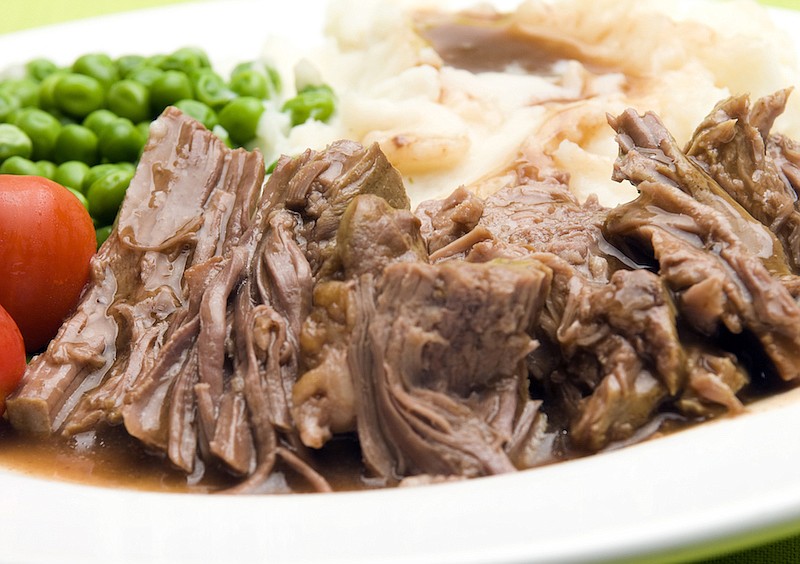 Pot roast dinner with peas mashed potatoes and gravy / Photo: Getty Images/iStock/rjlerich