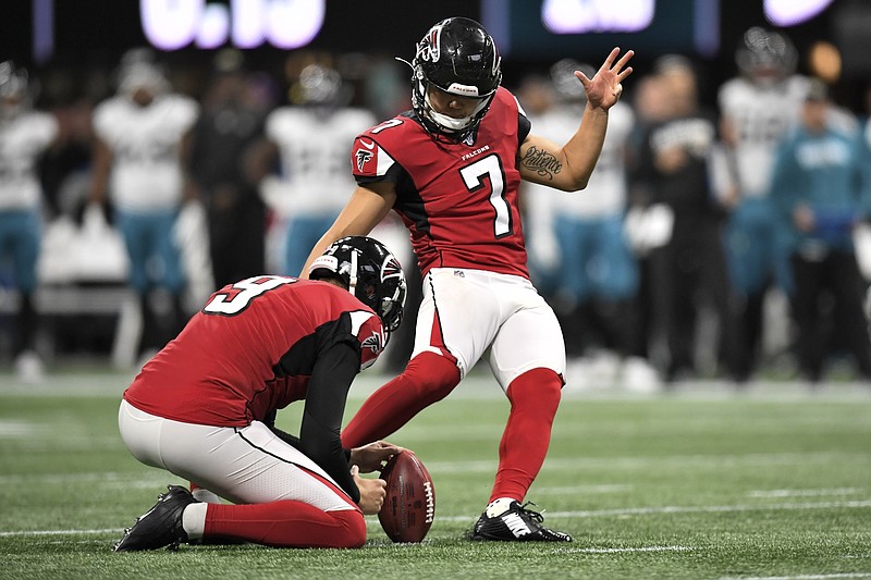 AP photo by Danny Karnik / Atlanta's Younghoe Koo (7) kicks during the Falcons' home game against the Jacksonville Jaguars on Dec. 22, 2019.