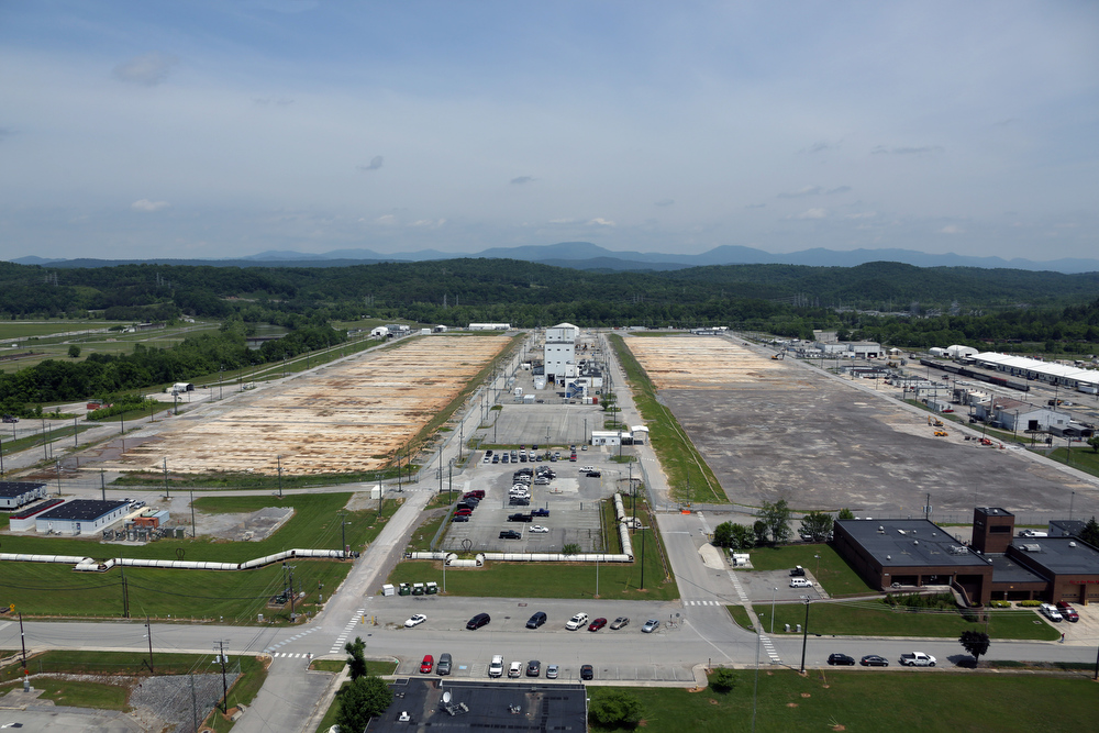 Oak Ridge Office of Environmental Management Photo / Vision 2020 celebrates the cleanup of the East Tennessee Technology Park, formerly the Oak Ridge Gaseous Diffusion Plant codenamed K-25. K-25 was built in unprecedented secrecy in the 1940s as part of the Manhattan Project to provide enriched uranium for the world first atomic bomb.
Cleanup of the site included more than 500 facilities, at the heart of which were five massive uranium enrichment buildings. Since the site was officially closed in 1987, DOE work has focused on transforming it into a multi-use industrial park, national park, and conservation area.
Achieving Vision 2020 marks the first time in the world an entire enrichment complex has been cleaned and demolished.