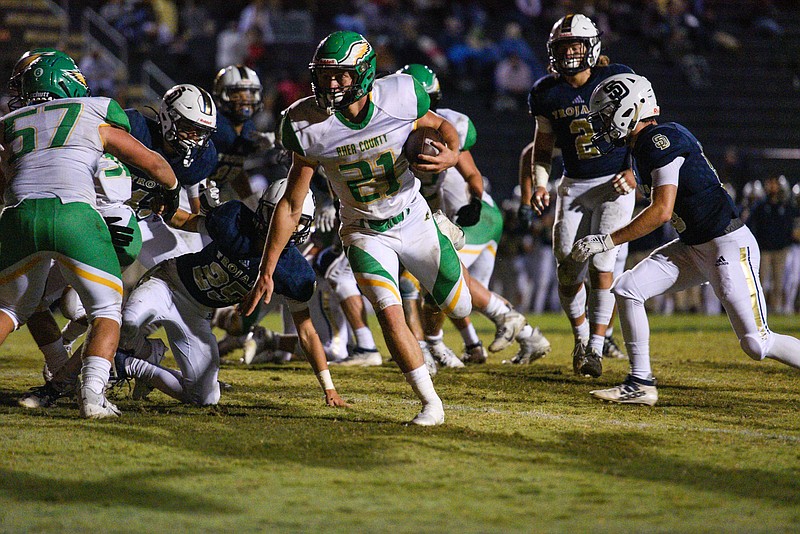Photo by Cade Deakin/ Rhea County's Dalton Hampton (21) points to the goal line as he scores a touchdown during Friday night's Region 4-5A win at Soddy-Daisy. Hampton rushed for three touchdowns and 156 yards on 17 carries to help the Golden Eagles win 38-14.