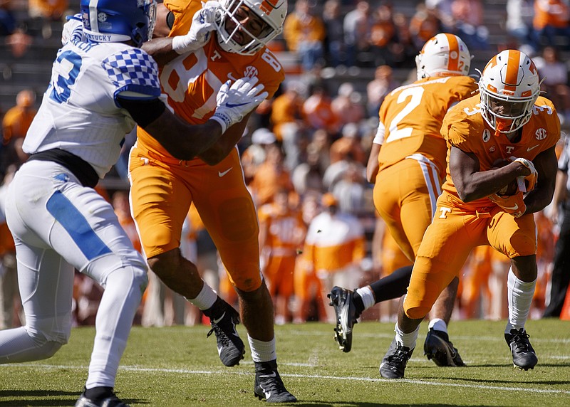 Tennessee Athletics photo by Kate Luffman / Tennessee senior tight end Jacob Warren (87) blocks for running back Eric Gray during the 34-7 loss to Kentucky in Neyland Stadium on Oct. 17.