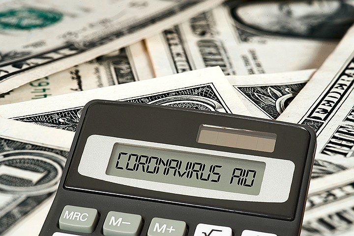 Dollar Geldscheine, Taschenrechner und Hilfspaket Coronavirus in USA