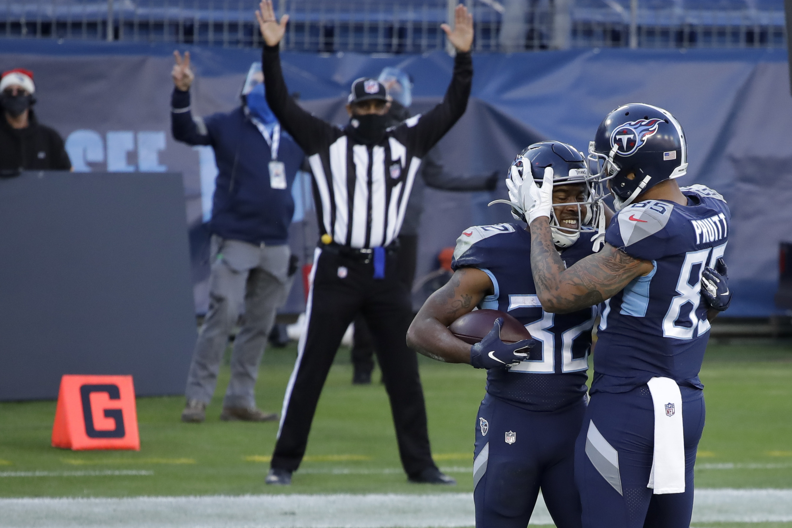 Titans RB Derrick Henry throws TD pass to TE MyCole Pruitt 