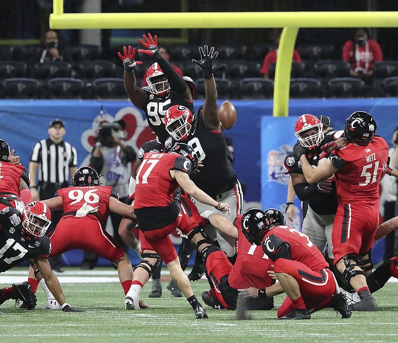 Georgia defensive lineman Jordan Davis, center, blocks the Cincinnati field goal attempt by Cole Smith (17) during the first half in the NCAA college football Peach Bowl game on Friday, Jan. 1, 2021, in Atlanta. (Curtis Compton/Atlanta Journal-Constitution via AP)


