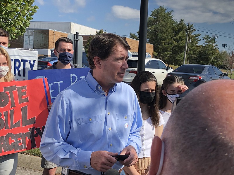 Republican Bill Hagerty meets with Middle Tennessee supporters on Oct. 22 during early voting in his successful 2020 campaign for U.S. Senate. (Photo by Andy Sher/Chattanooga Times Free Press)