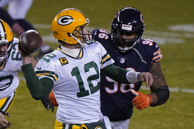 Green Bay's Aaron Rodgers throws a pass during the second half against the Chicago Bears on Sunday.