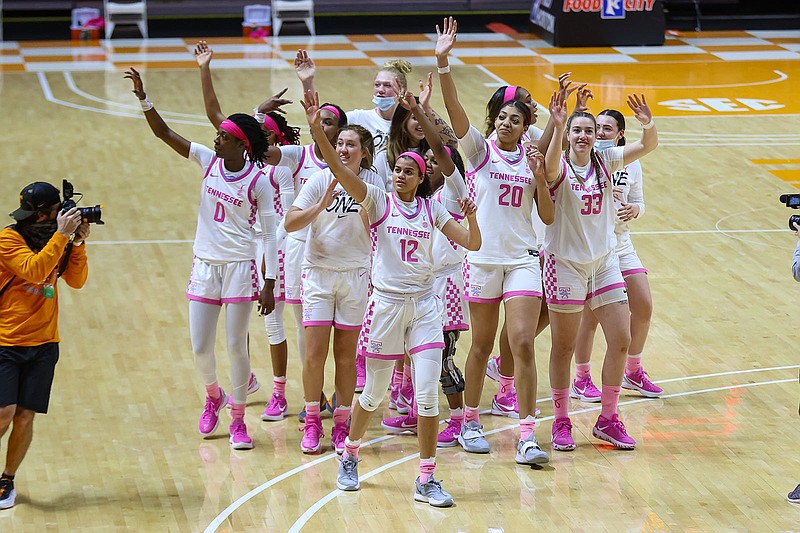 USA Today Sports photo by Randy Sartin / Tennessee basketball players wave to fans after Thursday night's win against South Carolina in Knoxville.