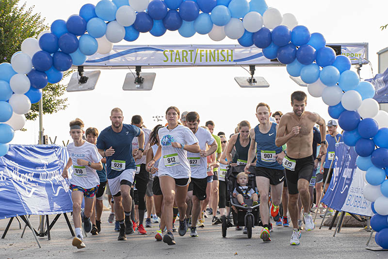 Photo by Michael Hampton / Participants take off from the starting line.