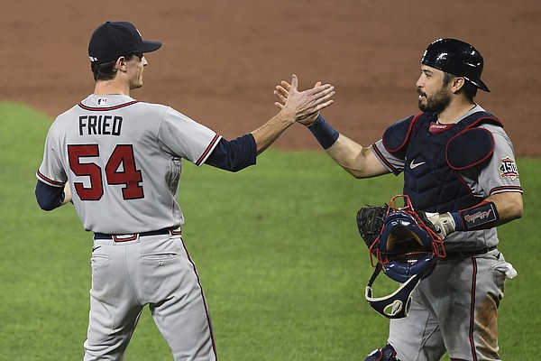 Braves sign Travis d'Arnaud to two-year extension with club option