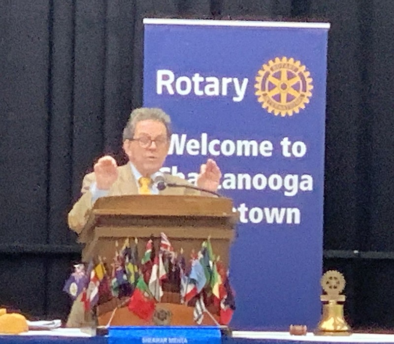 Photo by Dave Flessner / Economist Arthur Laffer addresses the Chattanooga Rotary Club Thursday.