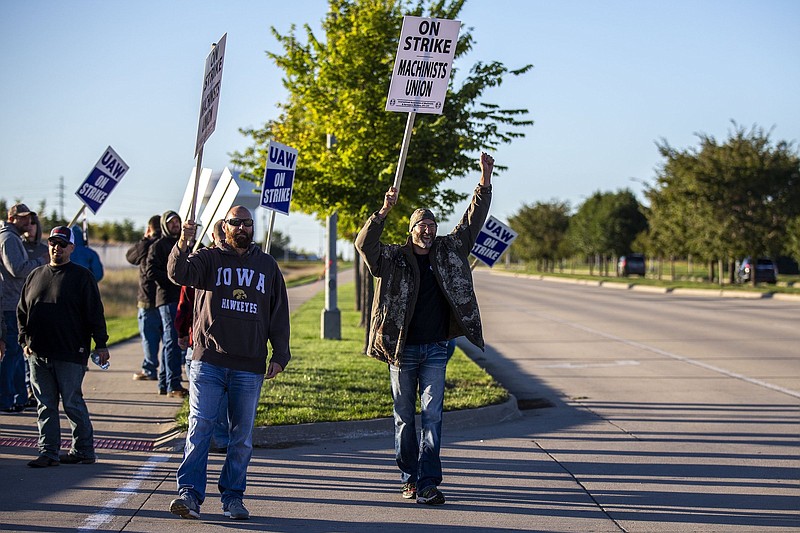 United Auto Workers picket outside of John Deere Des Moines Works on Thursday, Oct. 14, 2021, in Ankeny, Iowa. The Deere workers' strike began at midnight. (Kelsey Kremer /The Des Moines Register via AP)