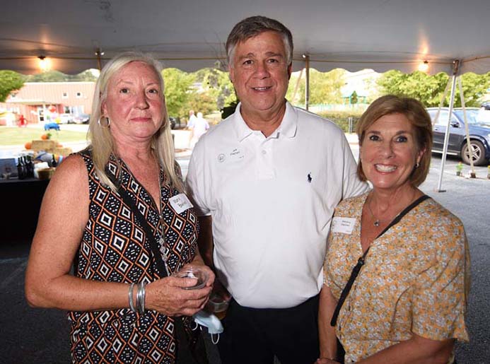 Staff Photo by Matt Hamilton /Mary Burton and Jeff & Barbara Gephart