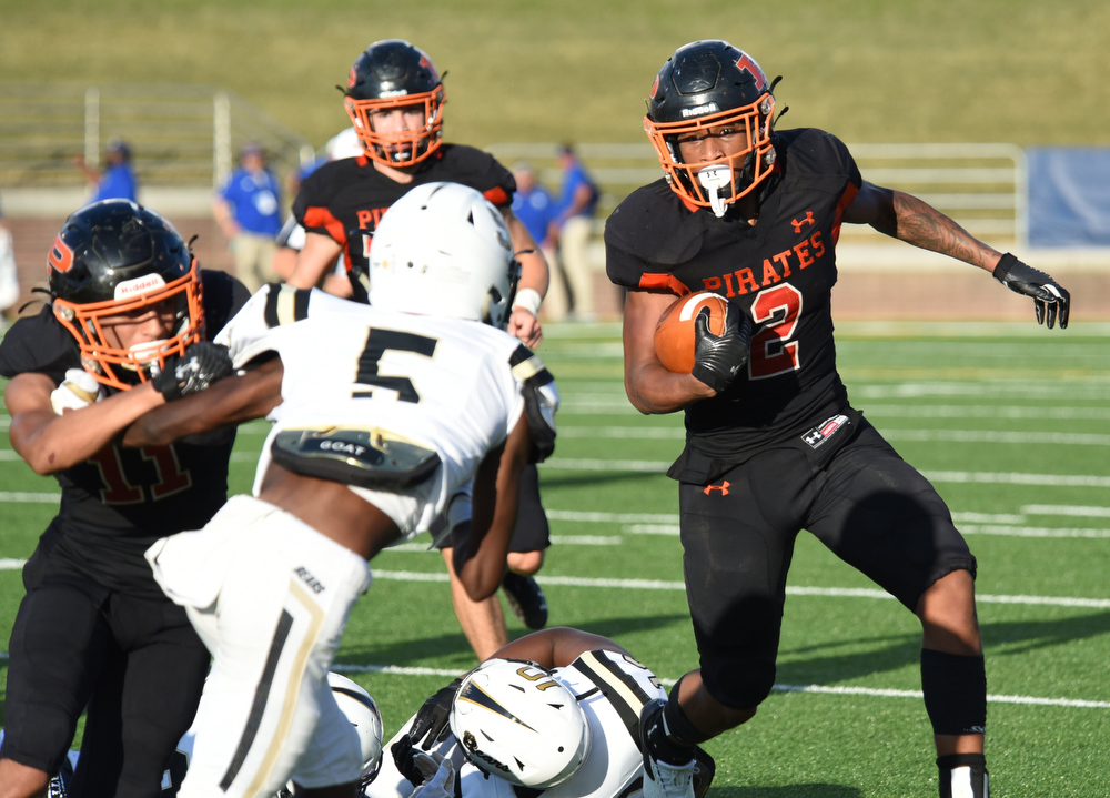Staff file photo by Matt Hamilton / South Pittsburg's De'Andre Kelly carries the ball against Bradley Central. South Pittsburg (6-2) will host Red Boiling Springs (3-6) in the first round of the Class 1A playoffs on Friday.