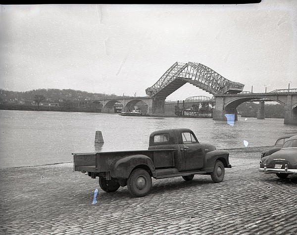 Remember When, Chattanooga? Tall boats passed under the Market Street