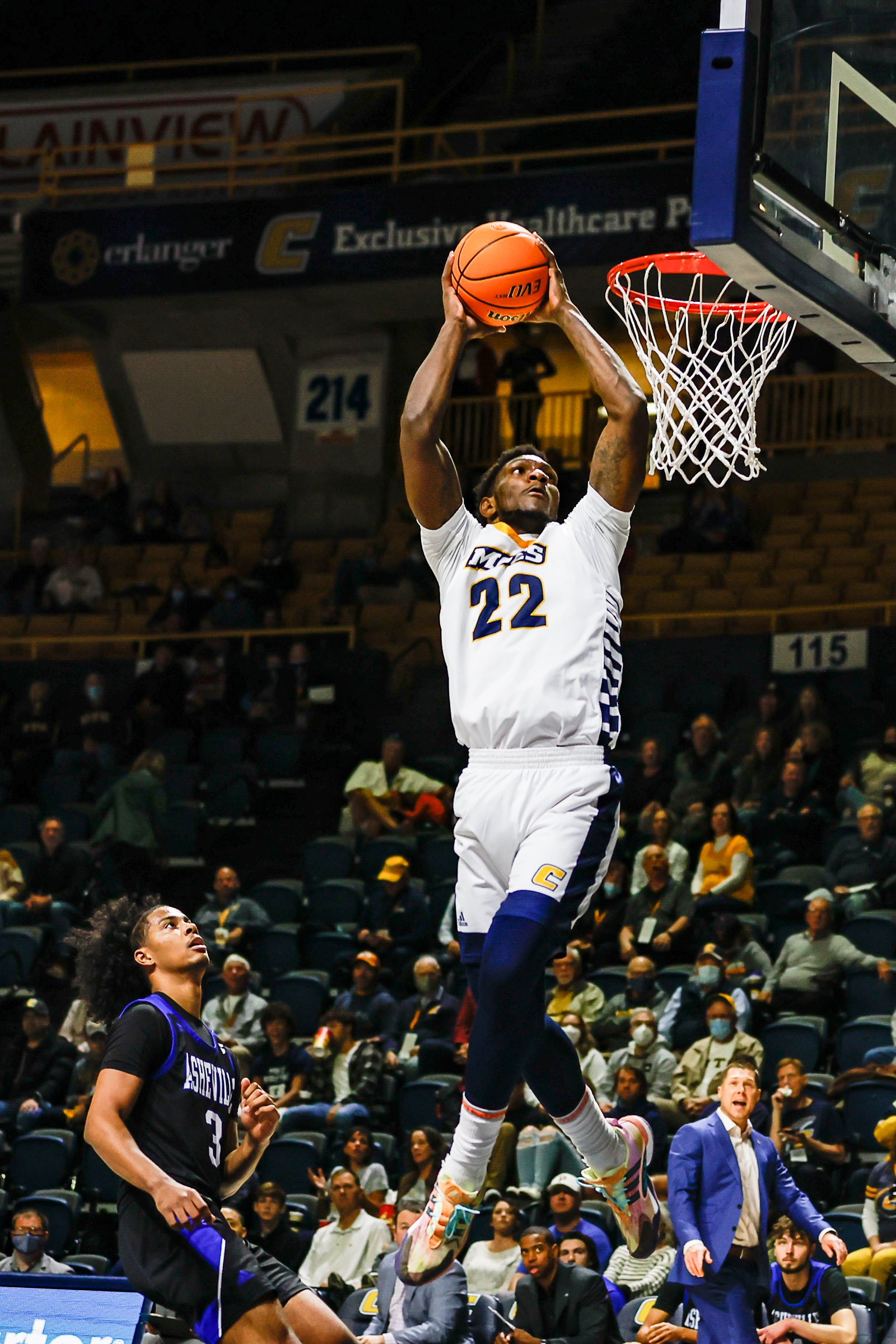 Staff photo by Troy Stolt / Chattanooga Mocs forward Silvio De Sousa (22) dunks the ball on an