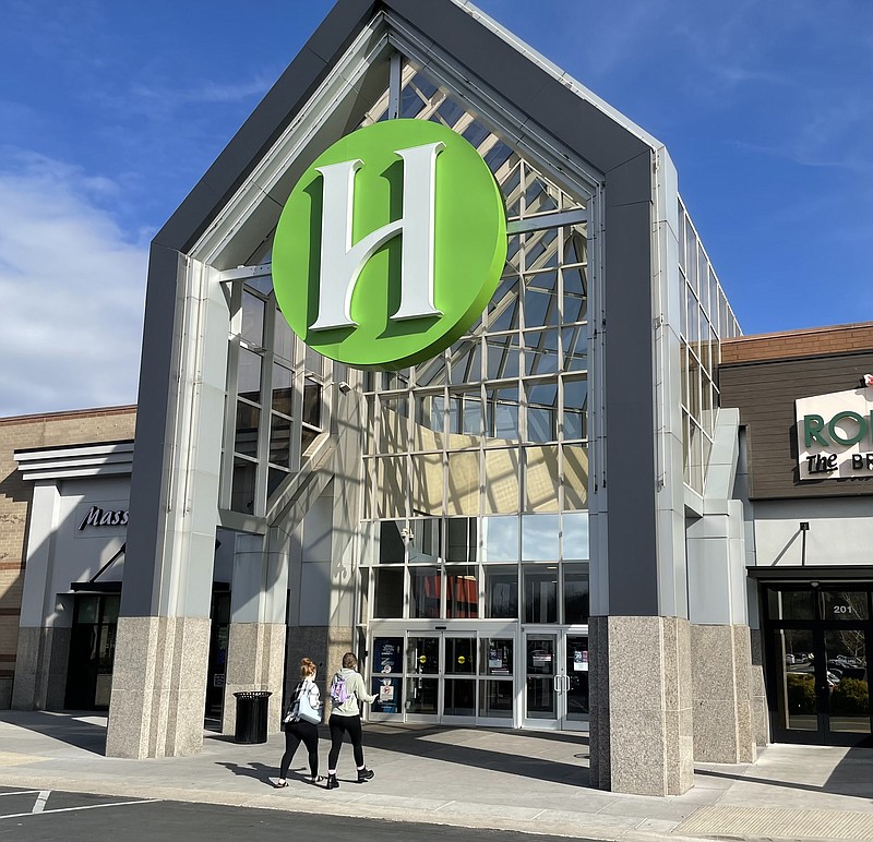 Photo by Dave Flessner / Shoppers are returning to Hamilton Place Mall this year and boosting sales by double-digit levels above the past two years. Saturday is expected to be one of the busiest shopping days of the year.