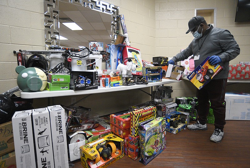 Staff Photo by Matt Hamilton / DaRon Barfield sets items out at Orchard Park Church on Sunday, December 19, 2021. 