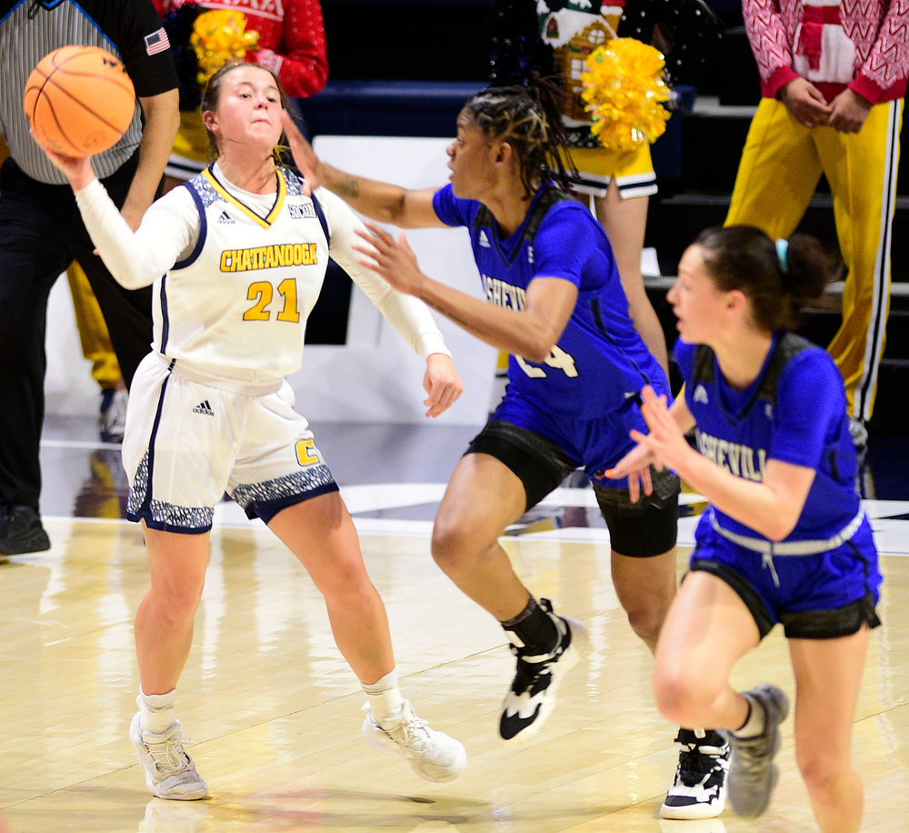 Staff Photo by Robin Rudd / UTC's Addie Grace Porter (21) launches a long pass. The University of Tennessee at Chattanooga Mocs hosted the University of Asheville in NCAA women's basketball at McKenzie Arena on December 20, 2021.