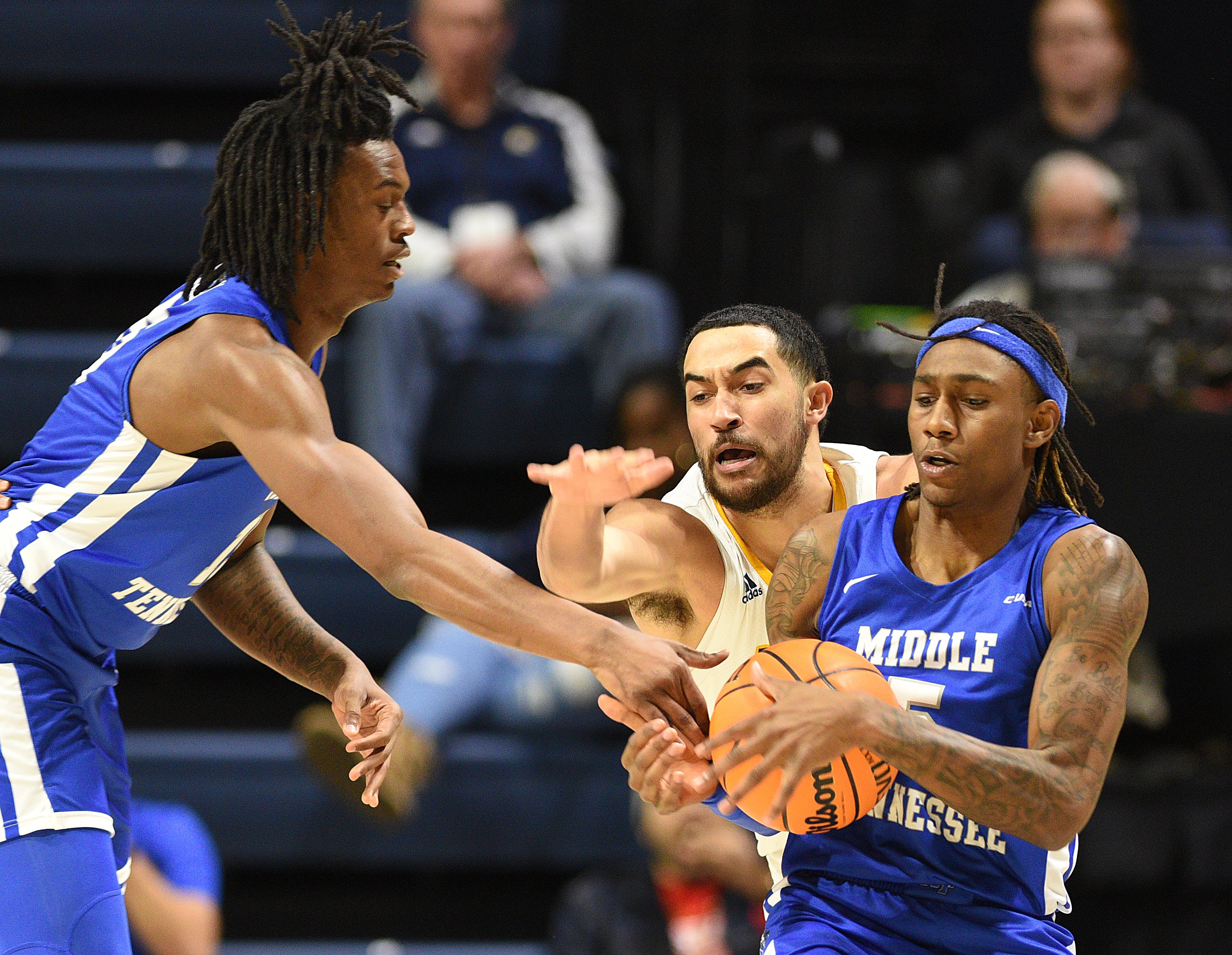 Staff Photo by Matt Hamilton / Middle Tennessee State (15) Christian Fussell hand the ball off to (5) Eli Lawrence as UTC (1) KC Hankton defends on Wednesday, December 22, 2021 at McKenzie Arena.