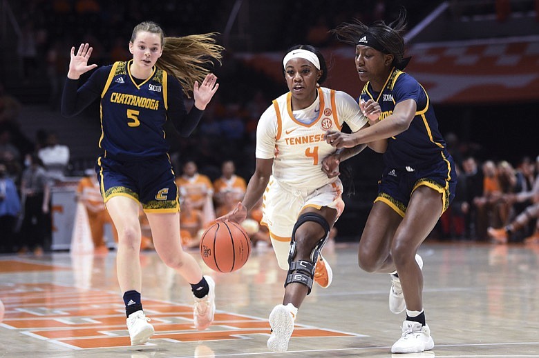 Tennessee guard Jordan Walker (4) is guarded by Chattanooga guards Amaria Pugh (14) and Sigrun Olafsdottir (5) during the NCAA women's basketball game between the Tennessee Lady Vols and Chattanooga Mocs in Knoxville, Tenn. on Monday, December 27, 2021. Mandatory Credit: Saul Young/ Knoxville News Sentinel via USA TODAY NETWORK